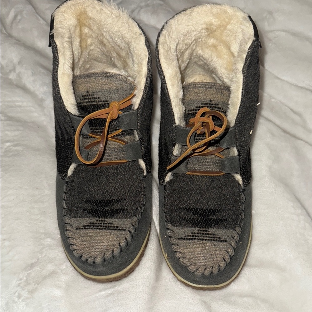 Cozy Black and Tan Women's Shoes